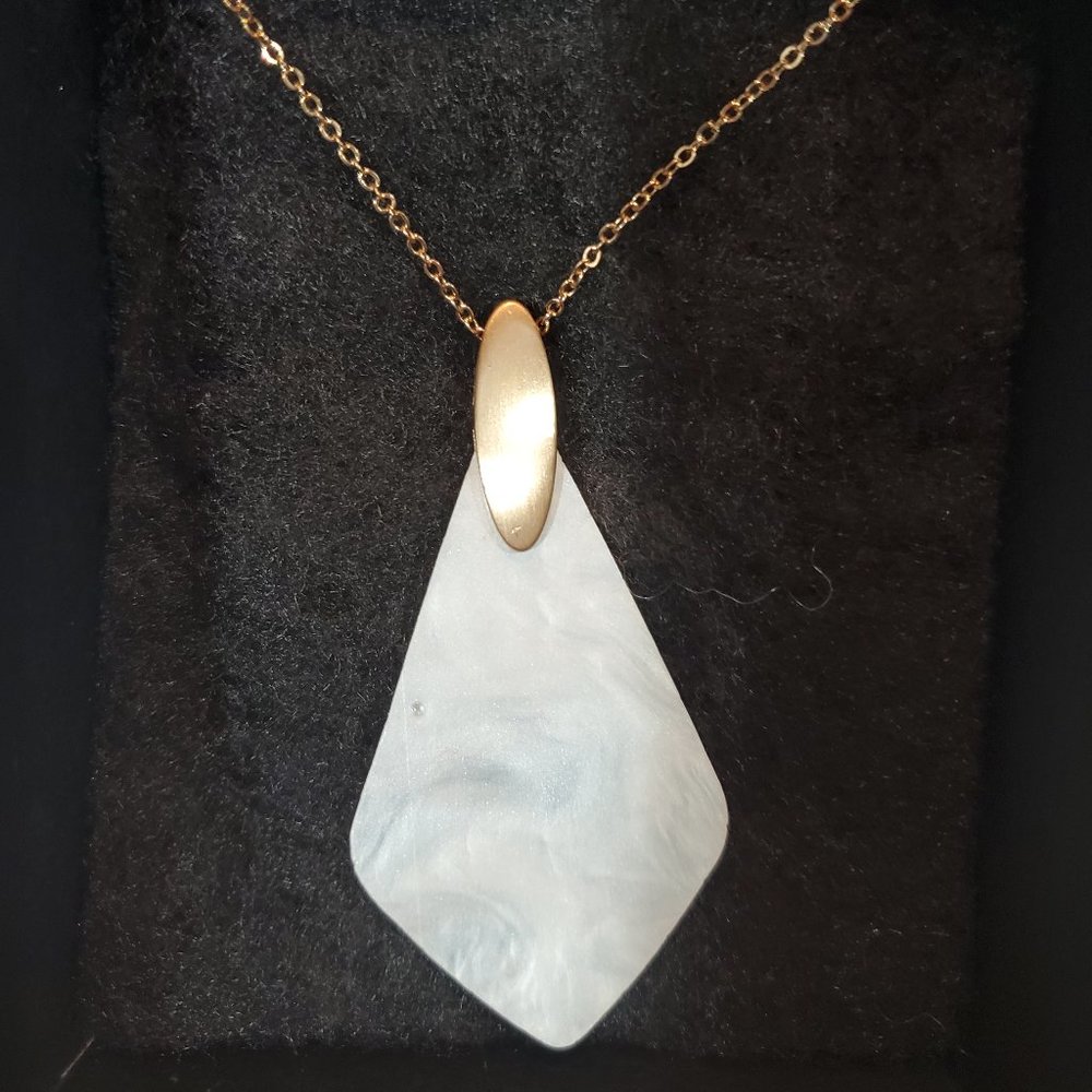 Womens 30" gold necklace with pendant